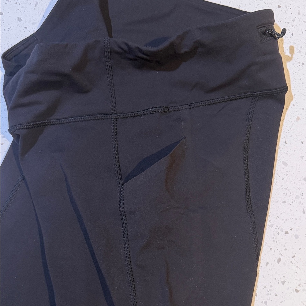 Black lululemon leggings with mesh detail and pockets size 8 - Picture 3 of 8